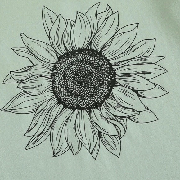 SHEIN medium tee. - Picture 3 of 4